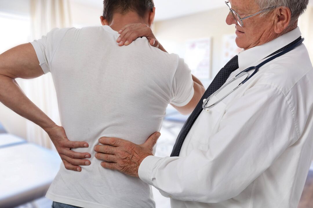 doctor examinando a un paciente con dolor de espalda