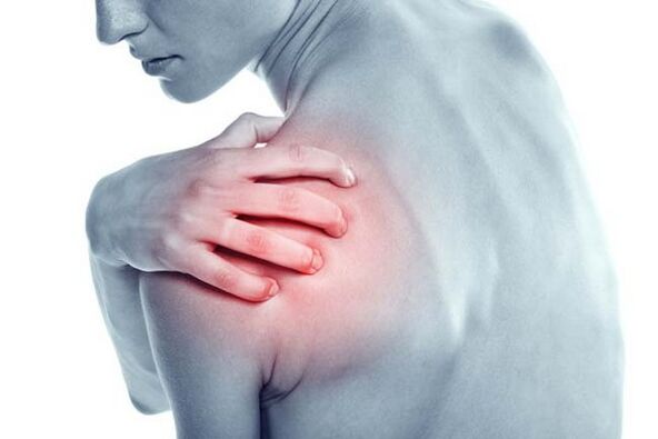 El dolor en el hombro es un síntoma de artrosis de la articulación del hombro. 