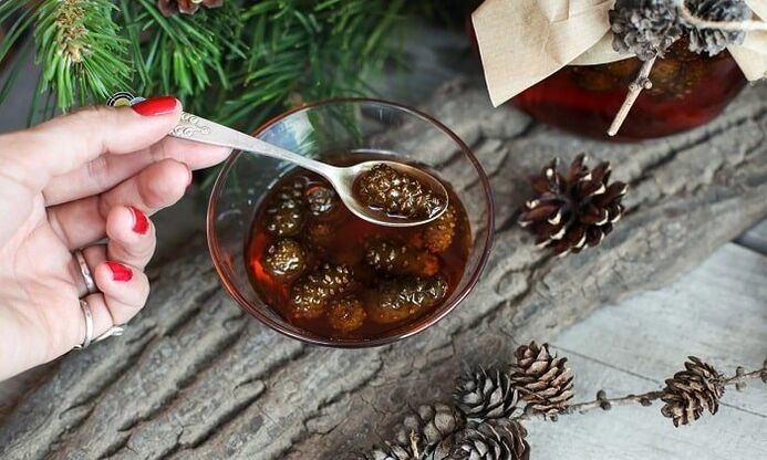 Tintura a base de yemas de pino para el tratamiento de la osteocondrosis cervical en casa.