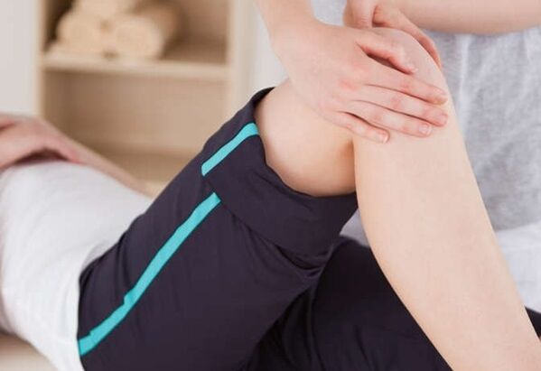 masaje de la articulación de la rodilla para la artrosis